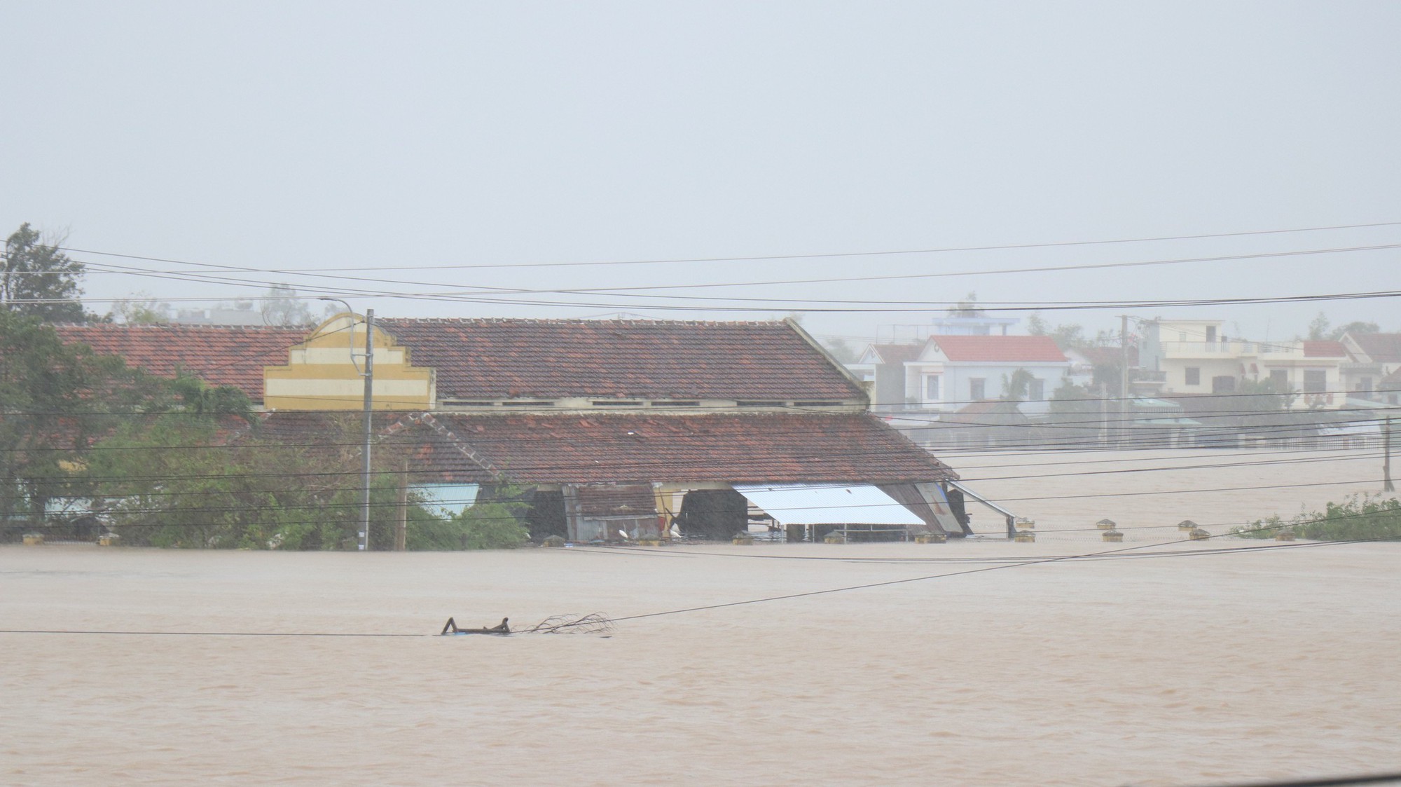  Nhiều khu vực ở Đắk Lắk vẫn ngập sâu trong nước lũ