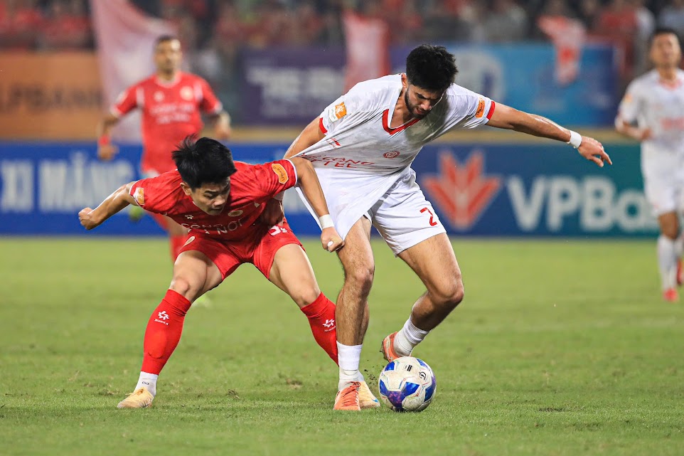 CAHN (áo đỏ) thua Thể Công Viettel 5-6 sau loạt đá luân lưu ở vòng 1/8 cúp QG. Ảnh: Hoàng Linh