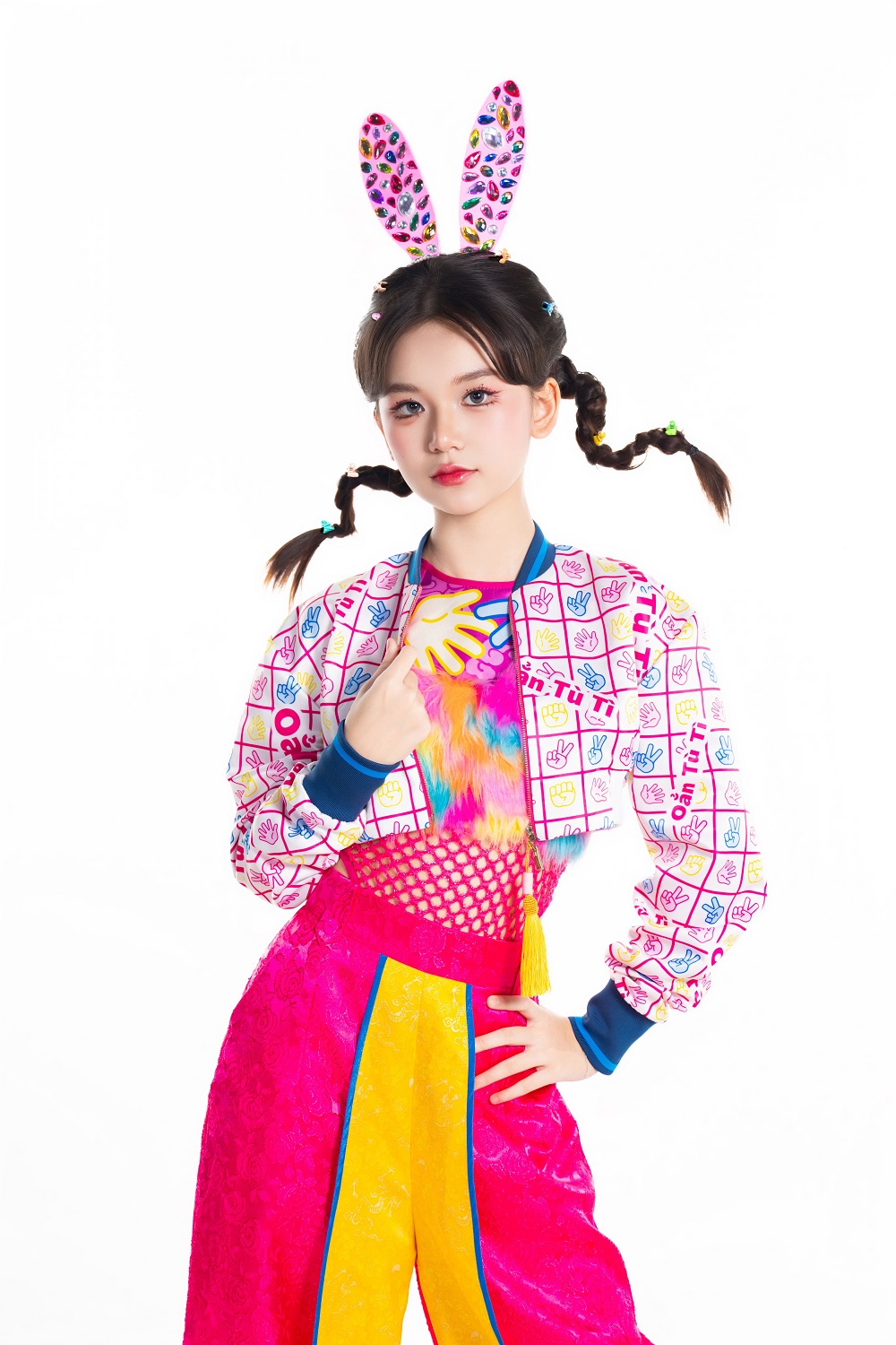 MV “Oẳn tù tì” của Nguyễn Ngọc Kim Cương: Trò chơi dân gian bước vào đời sống Gen Alpha - Ảnh 4.