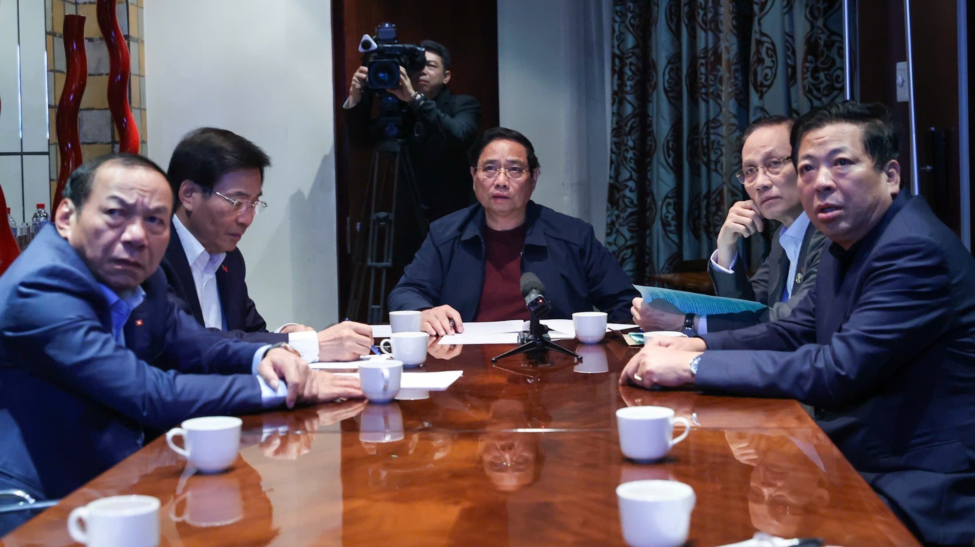 Thủ tướng Phạm Minh Chính họp khẩn trực tuyến từ Nam Phi về ứng phó lũ lụt ở miền Trung