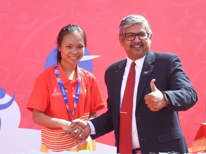 Điền kinh đem về HCV đầu tiên cho Việt Nam tại Đại hội thể thao học sinh Đông Nam Á 2025 - Ảnh 1.