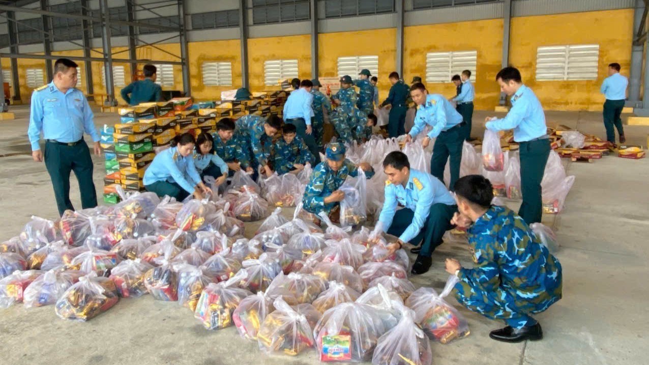 Sư đoàn 372 sẵn sàng bay cứu trợ đồng bào lũ lụt khu vực miền Trung