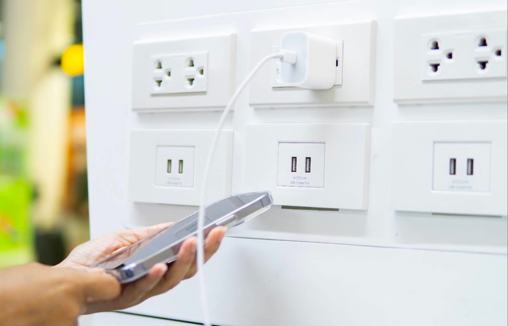 Cảnh báo nguy cơ rò rỉ dữ liệu tại các cổng sạc công cộng - Ảnh 1.