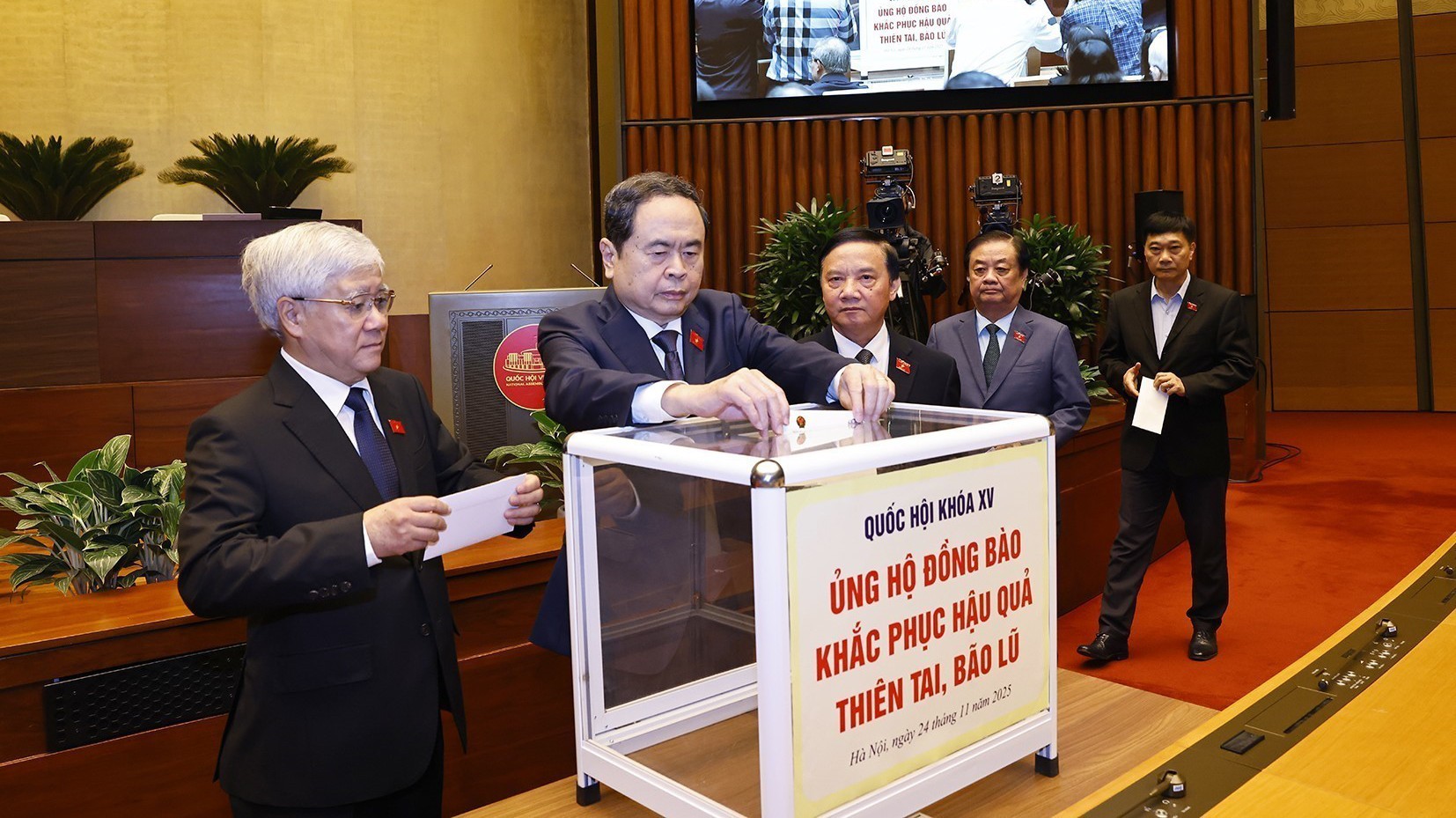 Đại biểu Quốc hội quyên góp ủng hộ đồng bào khắc phục hậu quả thiên tai, bão lũ