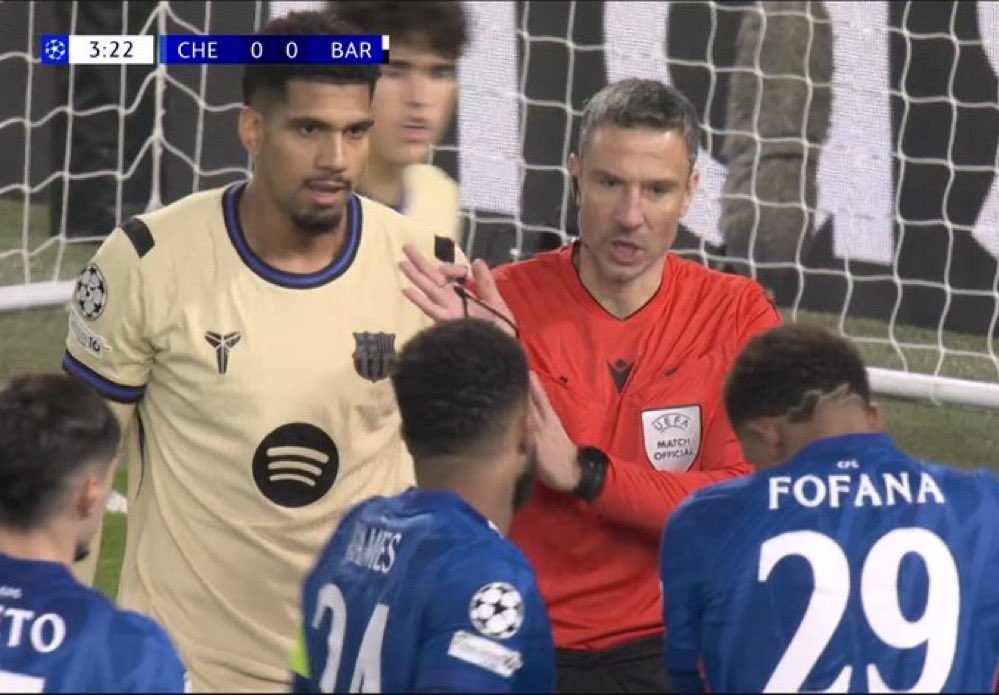 Cựu trọng tài Premier League chỉ ra lý do Chelsea bị từ chối 3 bàn thắng trước Barcelona - Ảnh 1. Cựu trọng tài Premier League chỉ ra lý do Chelsea bị từ chối 3 bàn thắng trước Barcelona - Ảnh 1.