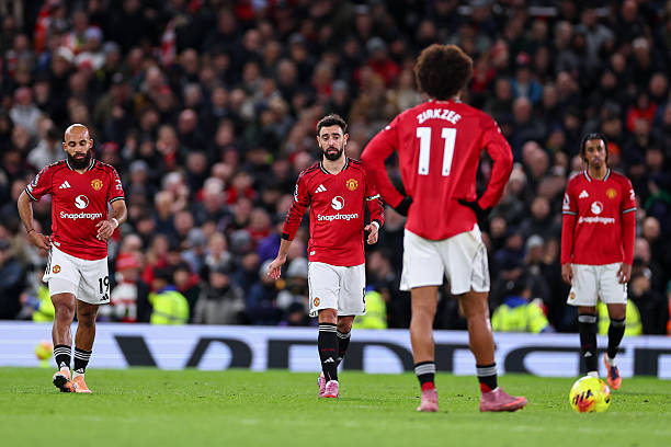Manchester United hứng chịu thất bại khó tin 0-1 trước Everton ngay tại Old Trafford ở vòng 12 Ngoại hạng Anh, đánh dấu lần đầu tiên trong lịch sử Premier League họ thua một trận sân nhà sau khi đối thủ bị đuổi người Manchester United hứng chịu thất bại khó tin 0-1 trước Everton ngay tại Old Trafford ở vòng 12 Ngoại hạng Anh, đánh dấu lần đầu tiên trong lịch sử Premier League họ thua một trận sân nhà sau khi đối thủ bị đuổi người