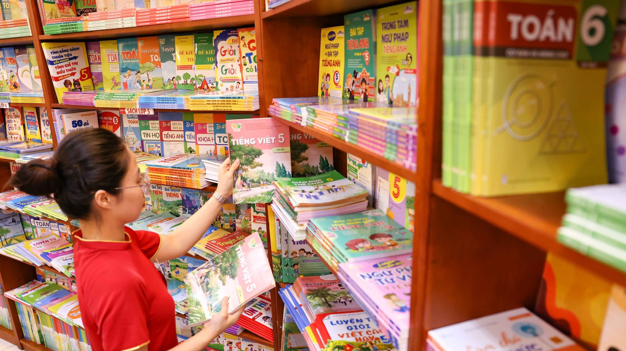 Bộ GD&ĐT sẽ cấp phát miễn phí toàn bộ sách giáo khoa cho học sinh vùng lũ