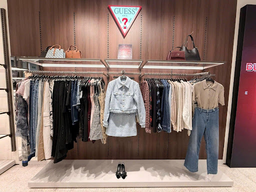 Calvin Klein, Tommy Hilfiger, Levi's, GAP, Mango, 'sale đậm' mùa Black Friday - Ảnh 7.