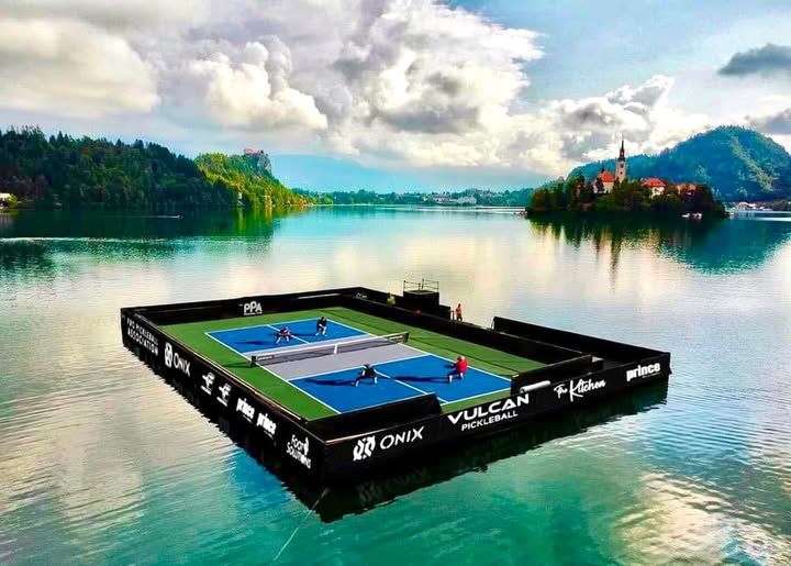 Tuyệt tác sân pickleball nổi gây sốt cộng đồng mạng, được khen đẹp đến nao lòng - Ảnh 1. Tuyệt tác sân pickleball nổi gây sốt cộng đồng mạng, được khen đẹp đến nao lòng - Ảnh 1.