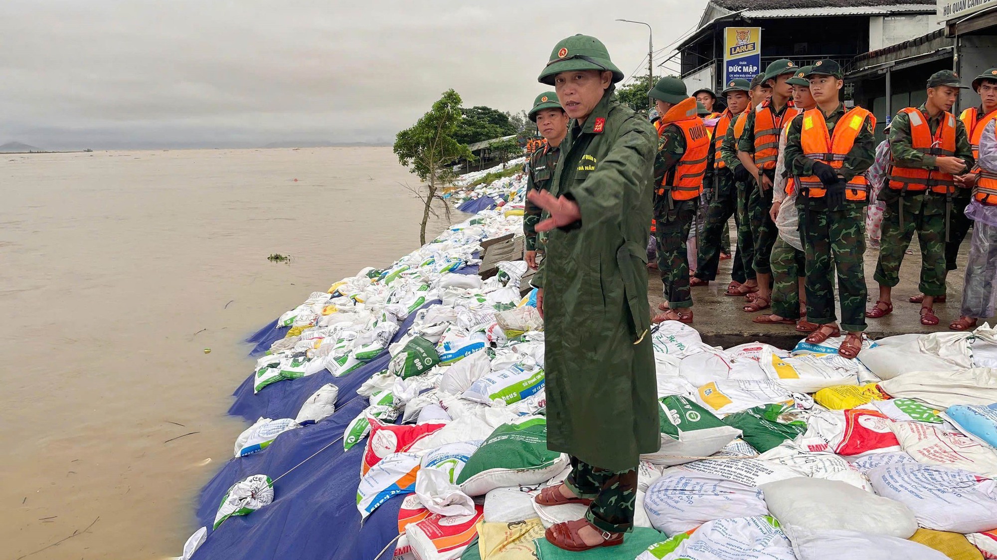Thủ tướng Chính phủ yêu cầu chủ động ứng phó bão số 15 với tinh thần “đắt lo ế mừng”
