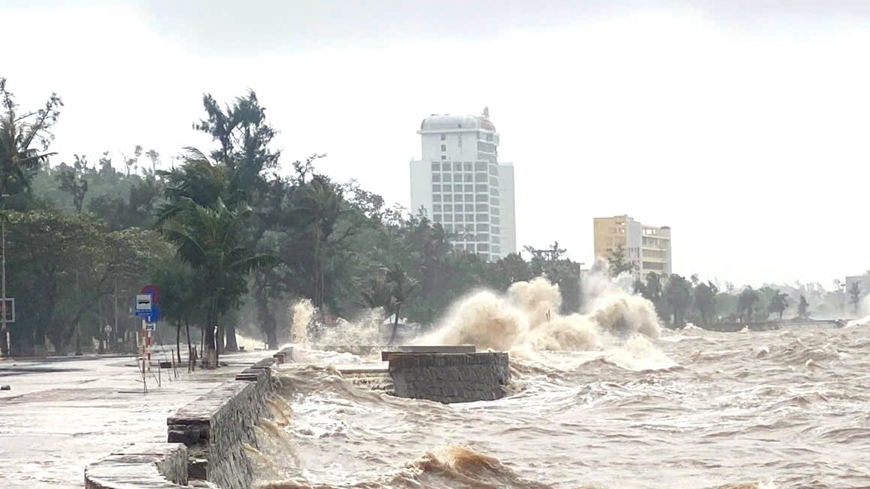 Trong 3 giờ qua, bão số 15 hầu như ít dịch chuyển