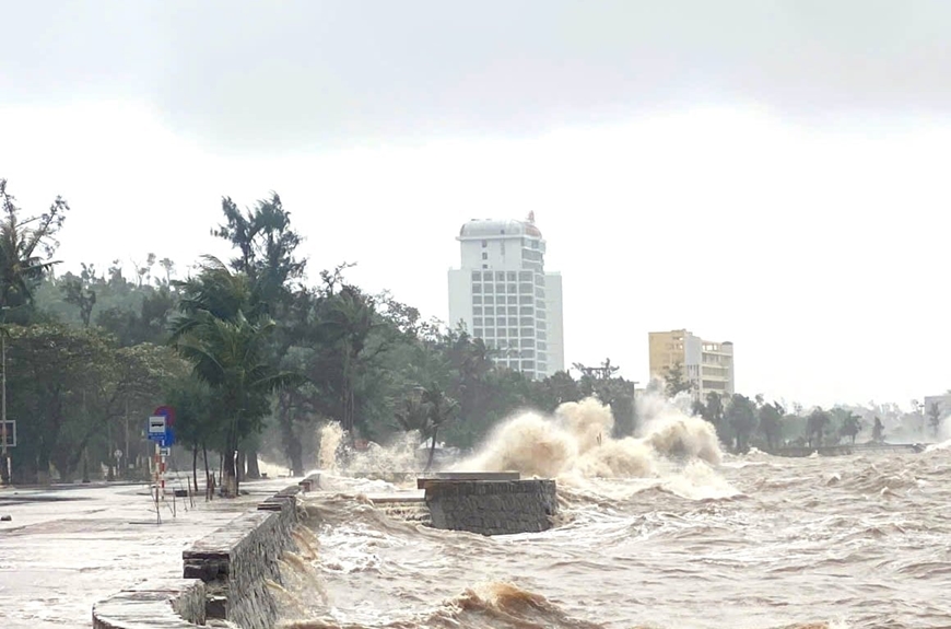 Trong 3 giờ qua, bão số 15 hầu như ít dịch chuyển - Ảnh 1.