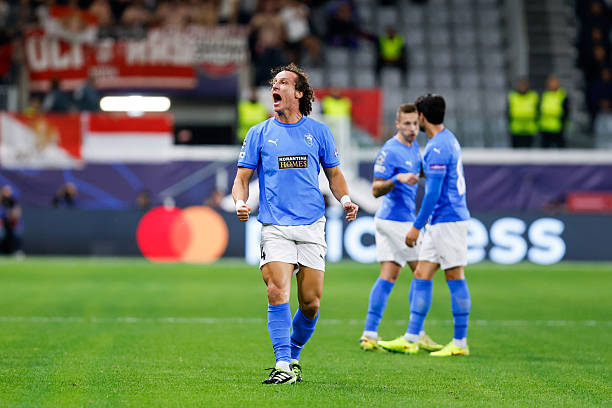 David Luiz trở thành cầu thủ lớn tuổi thứ hai ghi bàn ở Champions League (38 tuổi 218 ngày), chỉ sau Pepe