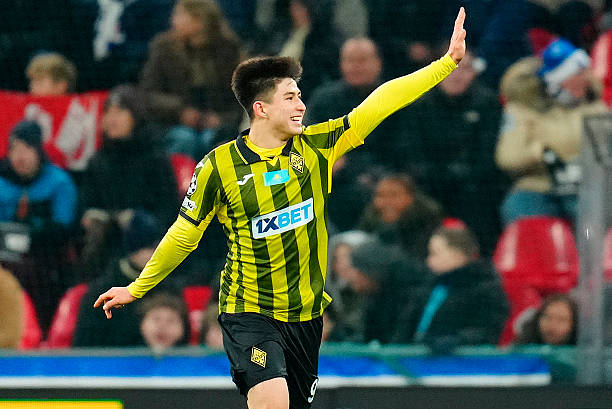 Dastan Satpaev, tài năng 16 tuổi đã ký hợp đồng tương lai với Chelsea, tạo dấu ấn đặc biệt trong thất bại 2-3 của Kairat Almaty trước Copenhagen tại Champions League