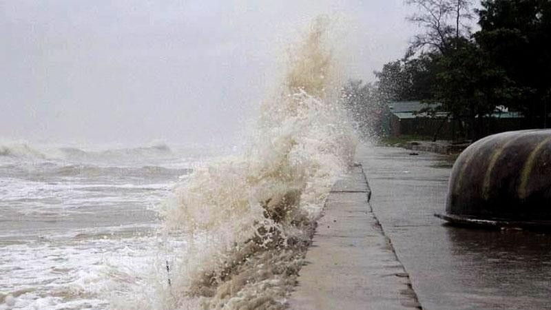 Bão số 15 giảm cường độ, đổi hướng và tiếp tục di chuyển chậm - Ảnh 2. Bão số 15 giảm cường độ, đổi hướng và tiếp tục di chuyển chậm - Ảnh 2.