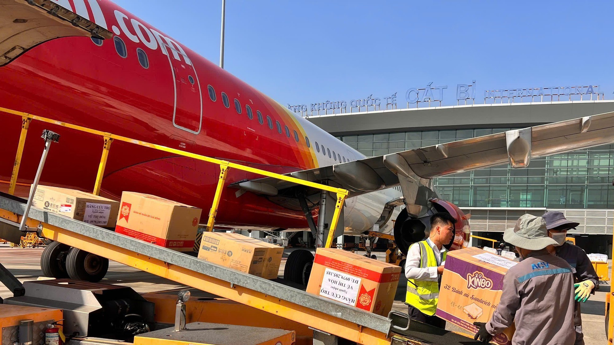 Cảng hàng không Quốc tế Cát Bi vận chuyển “0 đồng” hàng cứu trợ tới vùng lũ
