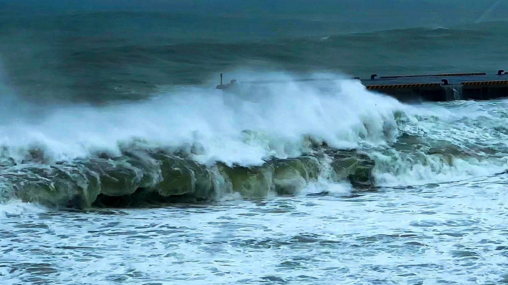 Ảnh hưởng của áp thấp nhiệt đới, khu vực Nam Biển Đông có gió mạnh, sóng cao