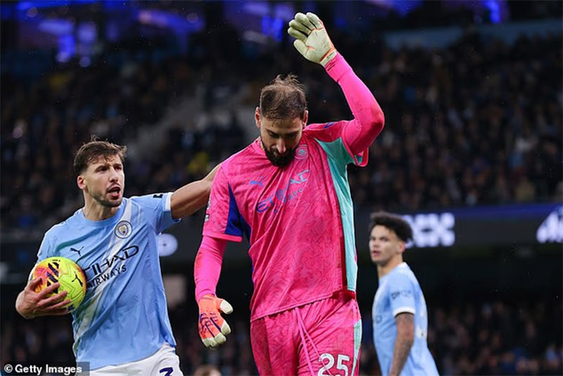 Thủ Môn Man City Bị Tố 'Giả Vờ Chấn Thương', Trọng Tài Biết Cũng Bất Lực - Ảnh 1. Thủ Môn Man City Bị Tố 'Giả Vờ Chấn Thương', Trọng Tài Biết Cũng Bất Lực - Ảnh 1.