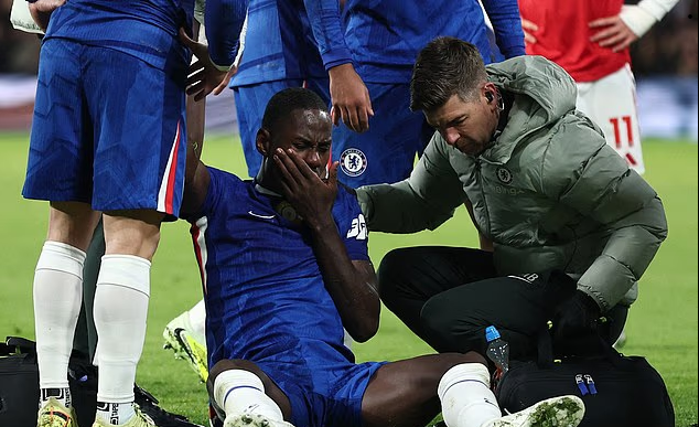 HLV Maresca tố 'trọng tài không công bằng' với Chelsea ở trận hòa Arsenal - Ảnh 2.