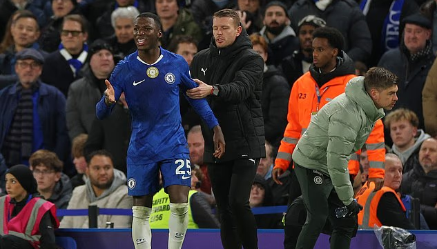 HLV Maresca tố 'trọng tài không công bằng' với Chelsea ở trận hòa Arsenal - Ảnh 1.