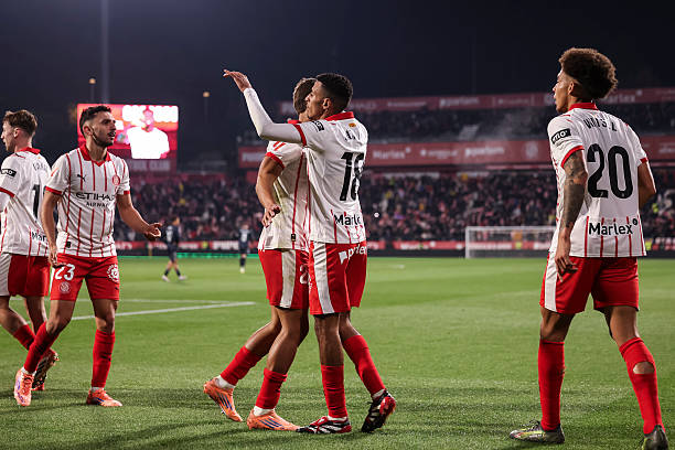 Real mất ngôi đầu bảng vào tay Barca một cách khó tin, một ngôi sao lập kỷ lục tịt ngòi 30 trận - Ảnh 1.