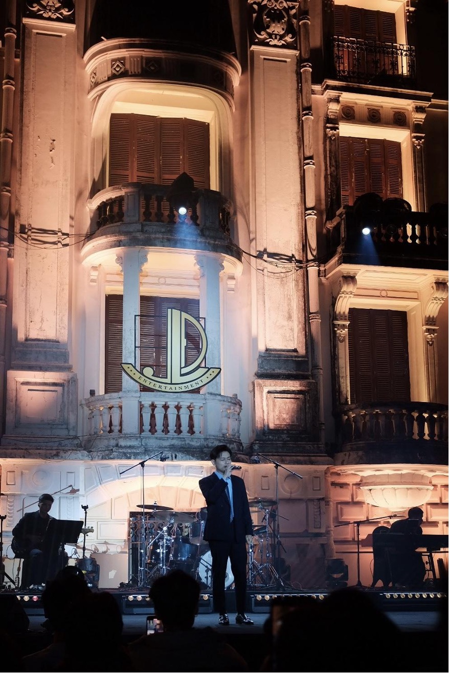 Hoàng Dũng và Thái Đinh mang dấu ấn riêng trong liveshow “Cuối Tuần” tại Hà Nội - Ảnh 3.