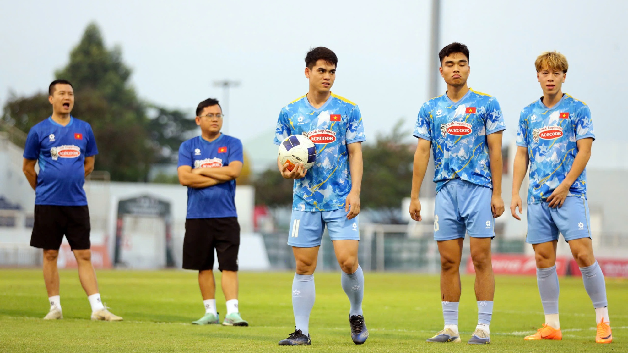 U22 Việt Nam 'chân cứng, đá mềm' lên đường dự SEA Games 33