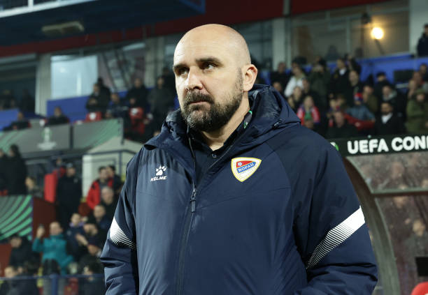 Giới bóng đá châu Âu bàng hoàng khi HLV Mladen Zizovic của CLB Radnicki 1923 đột ngột gục ngã và qua đời ở tuổi 44 trong trận gặp Mladost rạng sáng 4/11