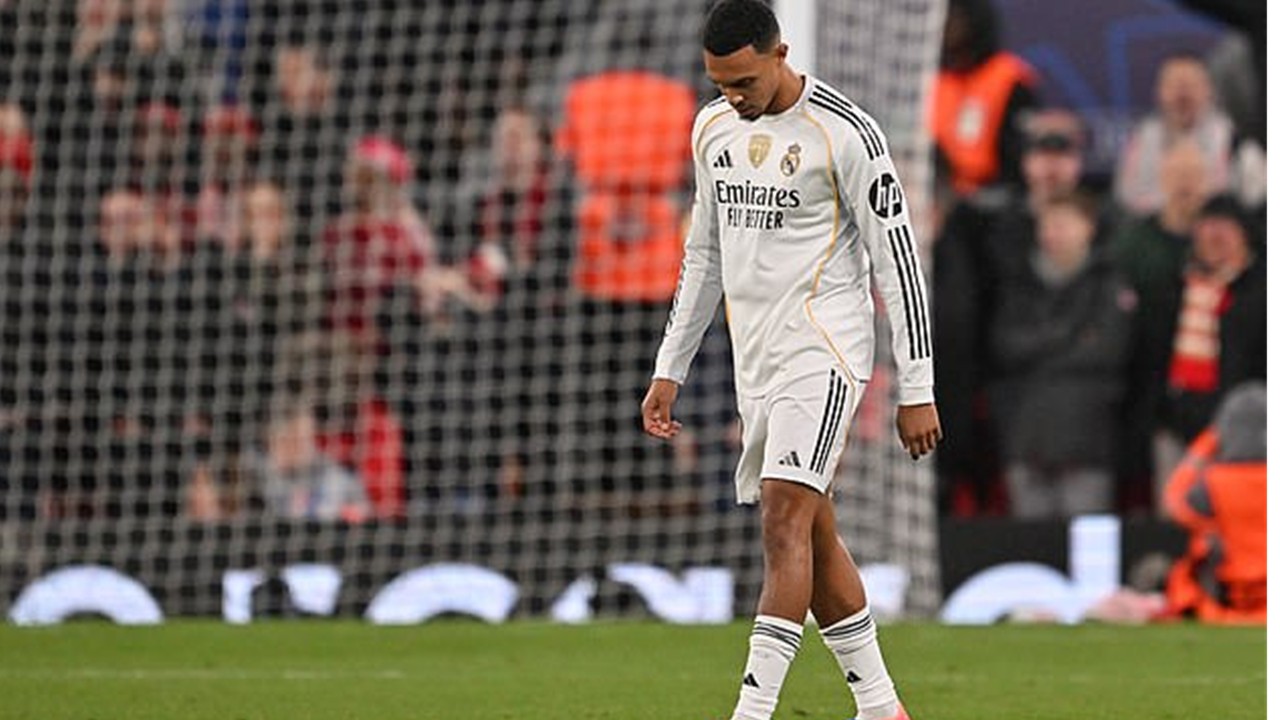 Trent Alexander-Arnold bị la ó trong ngày trở về Anfield