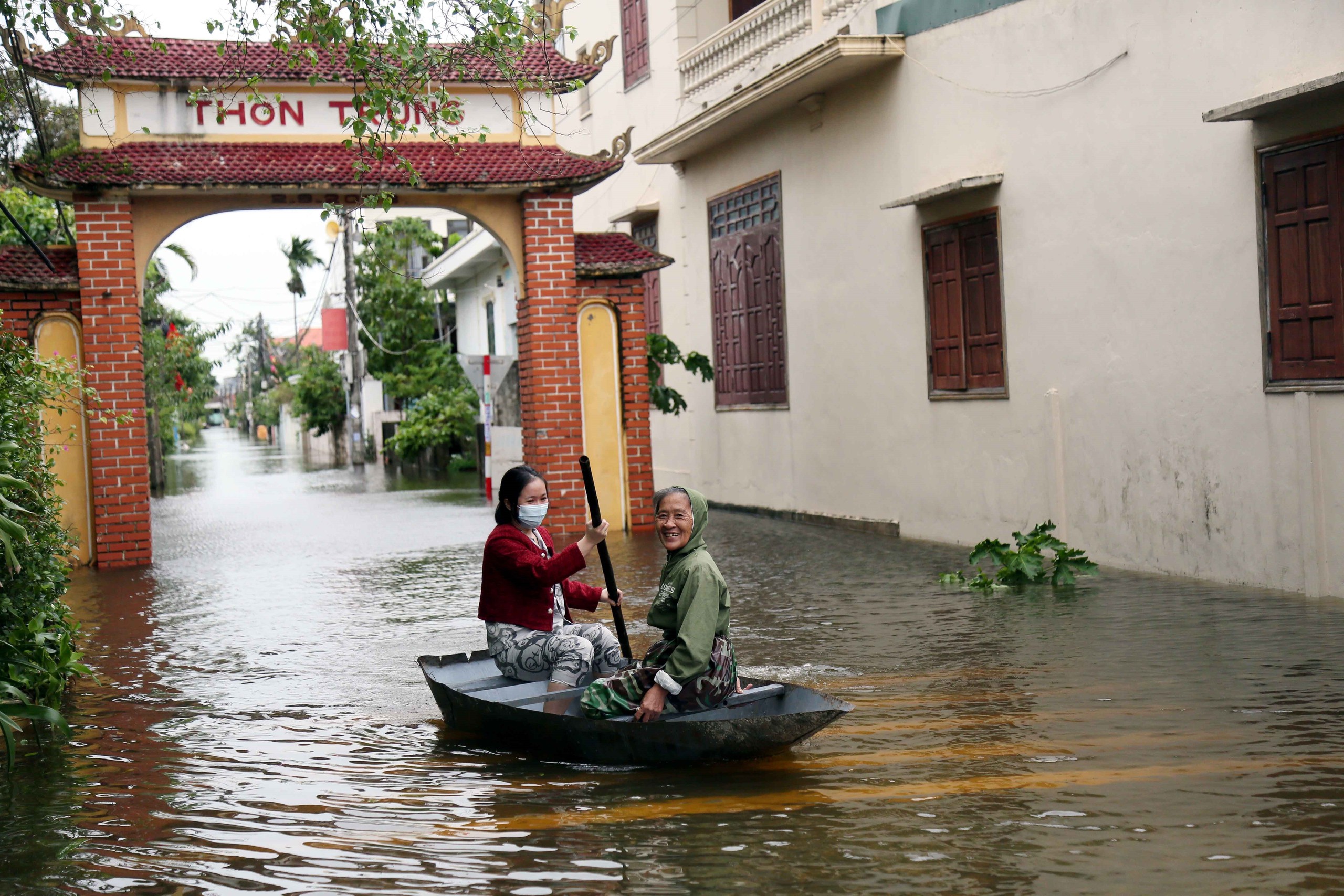 Nước lũ xuống chậm, hơn 3.400 hộ dân tại Quảng Trị vẫn bị ngập lụt - Ảnh 1. Nước lũ xuống chậm, hơn 3.400 hộ dân tại Quảng Trị vẫn bị ngập lụt - Ảnh 1.