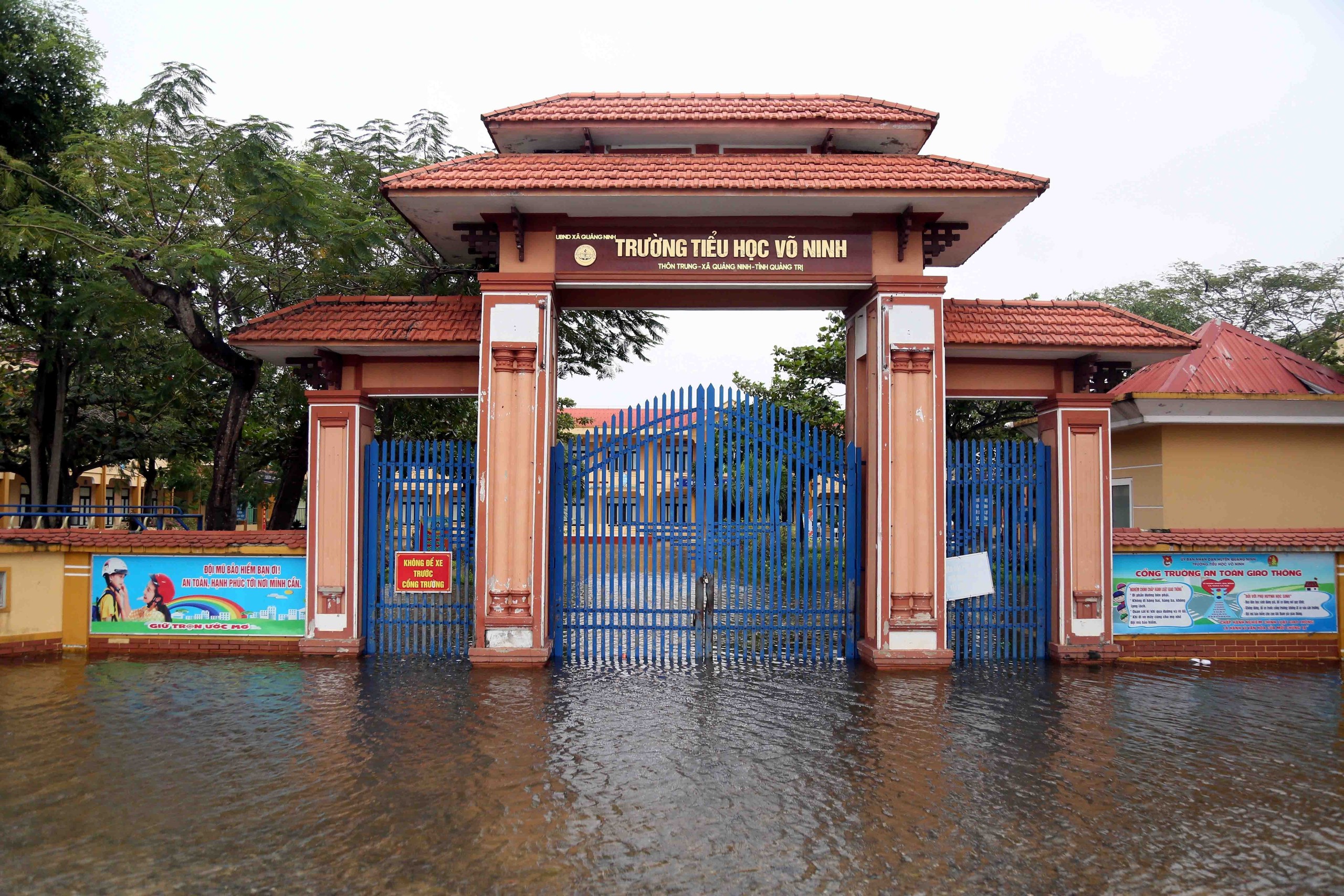 Nước lũ xuống chậm, hơn 3.400 hộ dân tại Quảng Trị vẫn bị ngập lụt - Ảnh 3. Nước lũ xuống chậm, hơn 3.400 hộ dân tại Quảng Trị vẫn bị ngập lụt - Ảnh 3.