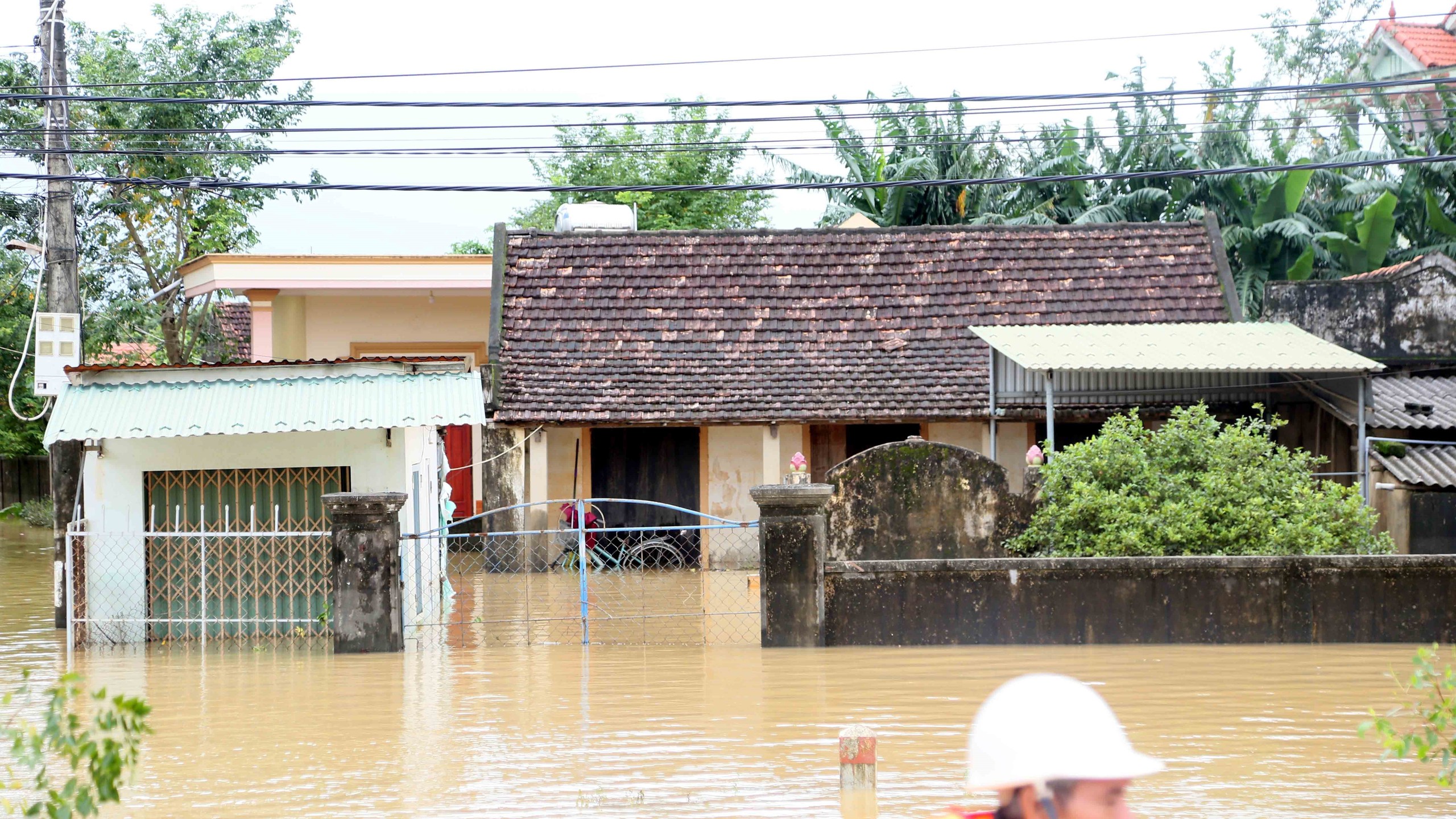 Nước lũ xuống chậm, hơn 3.400 hộ dân tại Quảng Trị vẫn bị ngập lụt - Ảnh 4. Nước lũ xuống chậm, hơn 3.400 hộ dân tại Quảng Trị vẫn bị ngập lụt - Ảnh 4.