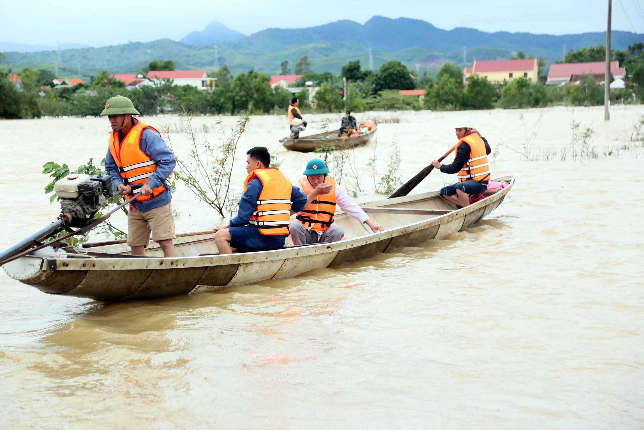 Nước lũ xuống chậm, hơn 3.400 hộ dân tại Quảng Trị vẫn bị ngập lụt - Ảnh 2. Nước lũ xuống chậm, hơn 3.400 hộ dân tại Quảng Trị vẫn bị ngập lụt - Ảnh 2.