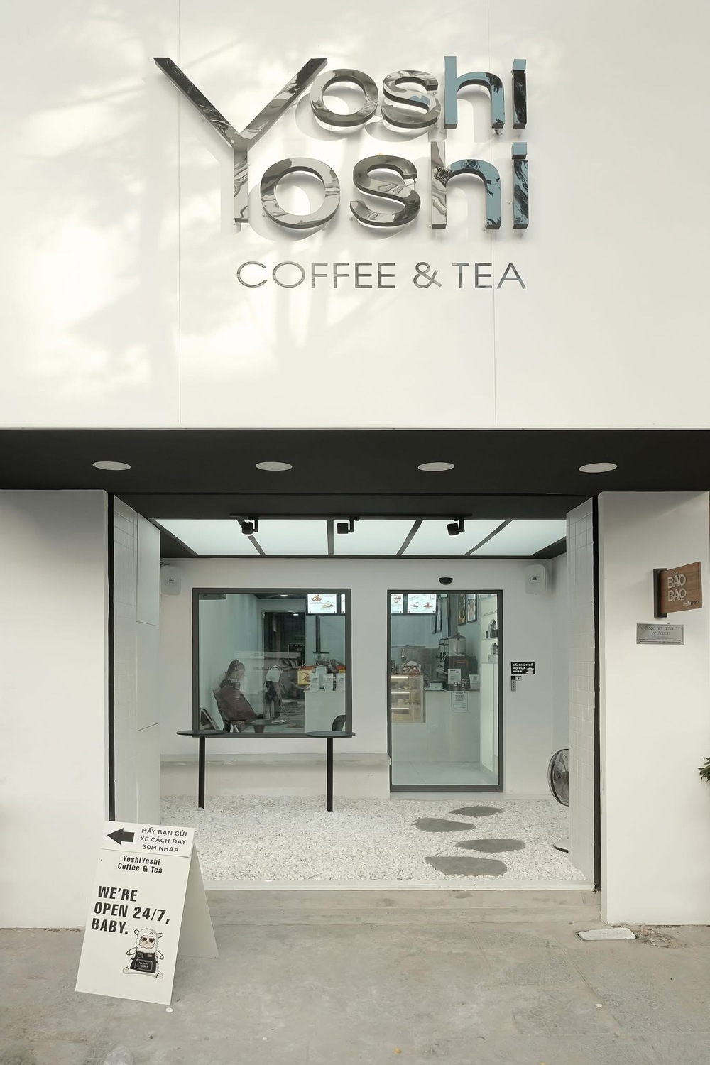 YoshiYoshi – quán cà phê tone trắng đen hot nhất Sài Gòn, mở cửa 24/7, thiên đường cho giới trẻ - Ảnh 1. YoshiYoshi – quán cà phê tone trắng đen hot nhất Sài Gòn, mở cửa 24/7, thiên đường cho giới trẻ - Ảnh 1.