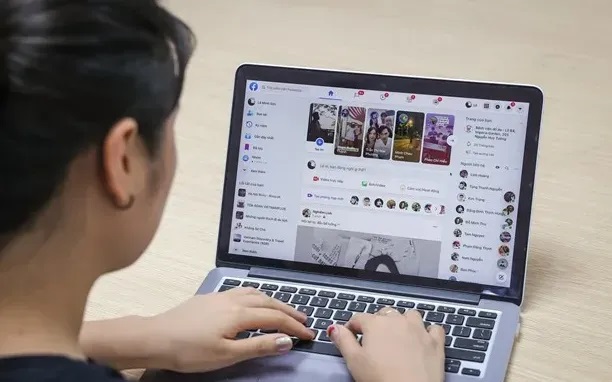 Mạng xã hội khiến nhiều bạn trẻ rơi vào trạng thái căng thẳng - Ảnh 1. Mạng xã hội khiến nhiều bạn trẻ rơi vào trạng thái căng thẳng - Ảnh 1.