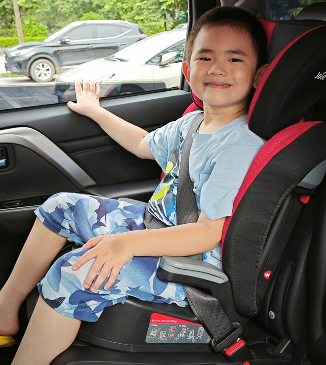 Chuyên gia nói về quy định trẻ dưới 10 tuổi và cao dưới 1,35 mét phải sử dụng thiết bị an toàn trên ô tô - Ảnh 2. Chuyên gia nói về quy định trẻ dưới 10 tuổi và cao dưới 1,35 mét phải sử dụng thiết bị an toàn trên ô tô - Ảnh 2.