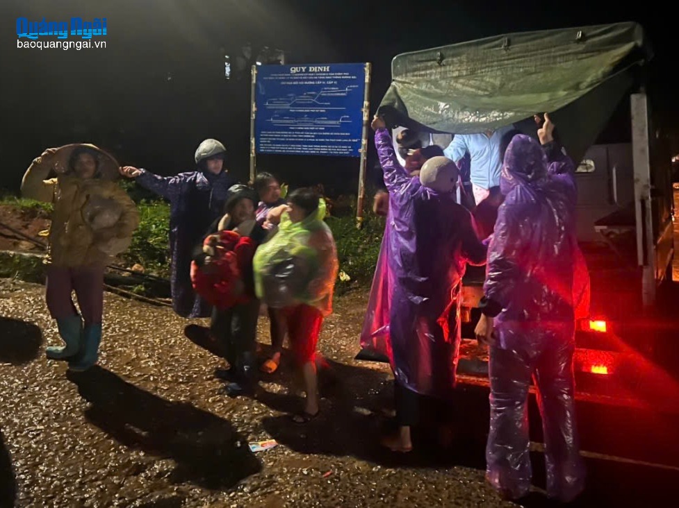 Cập nhật mới nhất tin bão số 13: Núi xuất hiện vết nứt, Quảng Ngãi khẩn cấp dời dân trong đêm - Ảnh 1.