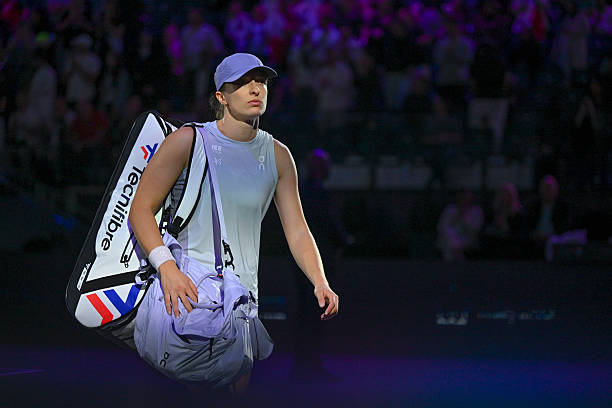 Amanda Anisimova đã có màn lội ngược dòng ngoạn mục để giành chiến thắng 6-7 (3), 6-4, 6-2 trước Iga Swiatek, qua đó giành quyền vào bán kết WTA Finals còn Swiatek chấp nhận bị loại sớm. Amanda Anisimova đã có màn lội ngược dòng ngoạn mục để giành chiến thắng 6-7 (3), 6-4, 6-2 trước Iga Swiatek, qua đó giành quyền vào bán kết WTA Finals còn Swiatek chấp nhận bị loại sớm.