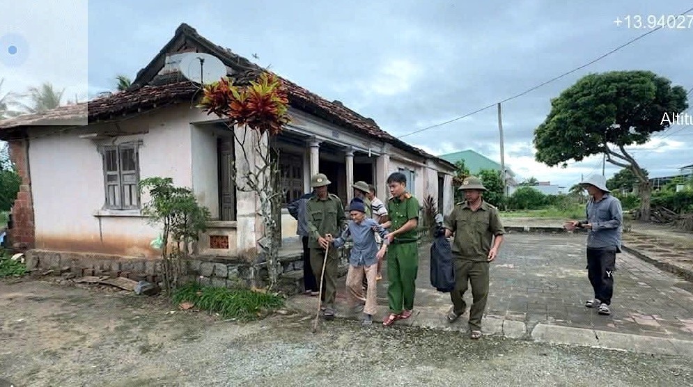 Thủ tướng Chính phủ yêu cầu tập trung triển khai các biện pháp khẩn cấp ứng phó bão số 13 - Ảnh 2. Thủ tướng Chính phủ yêu cầu tập trung triển khai các biện pháp khẩn cấp ứng phó bão số 13 - Ảnh 2.