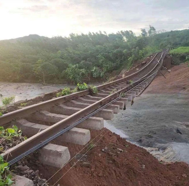 Ảnh hưởng bão số 13: Mưa lũ cuốn trôi nền đường sắt Bắc - Nam đoạn qua Đắk Lắk, Gia Lai - Ảnh 1. Ảnh hưởng bão số 13: Mưa lũ cuốn trôi nền đường sắt Bắc - Nam đoạn qua Đắk Lắk, Gia Lai - Ảnh 1.