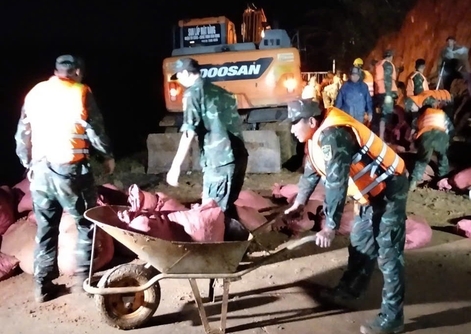 Lâm Đồng: Xuyên đêm ứng phó nguy cơ vỡ đập tại hồ thủy lợi Cay An - Ảnh 2. Lâm Đồng: Xuyên đêm ứng phó nguy cơ vỡ đập tại hồ thủy lợi Cay An - Ảnh 2.