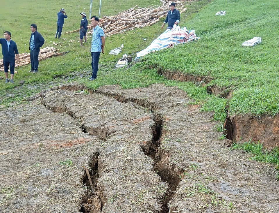 Lâm Đồng: Xuyên đêm ứng phó nguy cơ vỡ đập tại hồ thủy lợi Cay An - Ảnh 5. Lâm Đồng: Xuyên đêm ứng phó nguy cơ vỡ đập tại hồ thủy lợi Cay An - Ảnh 5.