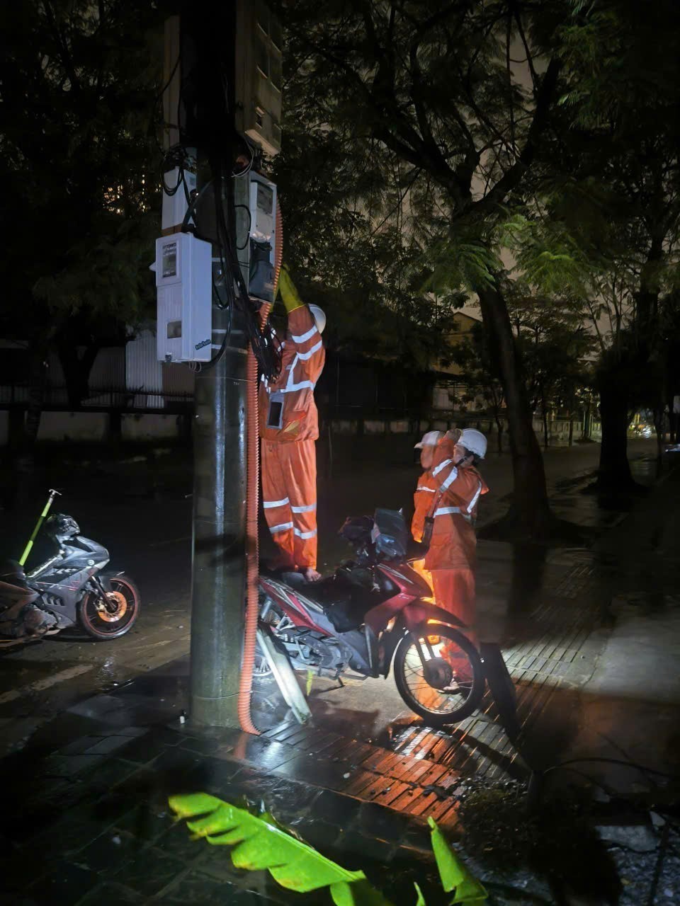 Khắc phục bão số 13: Điện lực miền Trung khôi phục cấp điện cho hơn 555.000 khách hàng - Ảnh 1. Khắc phục bão số 13: Điện lực miền Trung khôi phục cấp điện cho hơn 555.000 khách hàng - Ảnh 1.