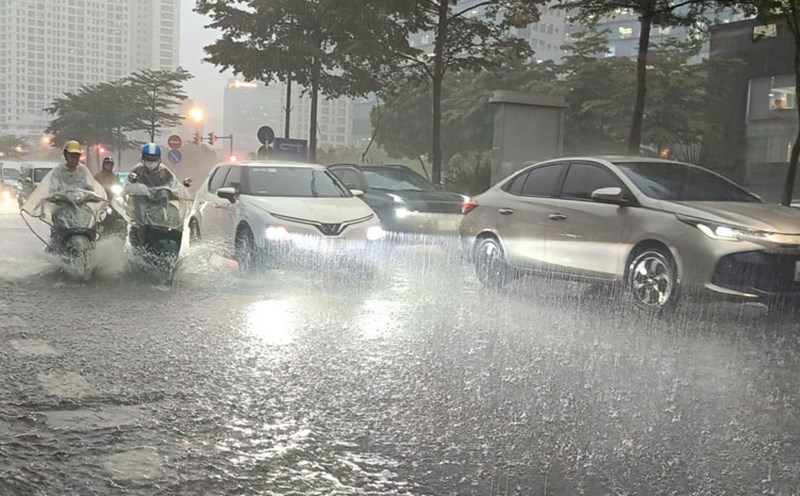 Thời tiết đêm 8/11: Cảnh báo mưa kèm dông lốc, sét ở khu vực nội thành Hà Nội - Ảnh 2. Thời tiết đêm 8/11: Cảnh báo mưa kèm dông lốc, sét ở khu vực nội thành Hà Nội - Ảnh 2.