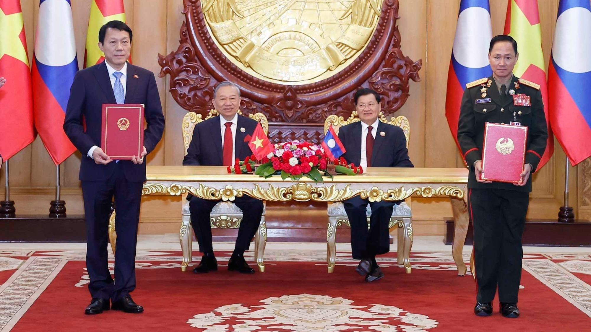 Tổng Bí thư Tô Lâm và Tổng Bí thư, Chủ tịch nước Lào Thongloun Sisoulith chứng kiến Lễ trao các văn kiện hợp tác