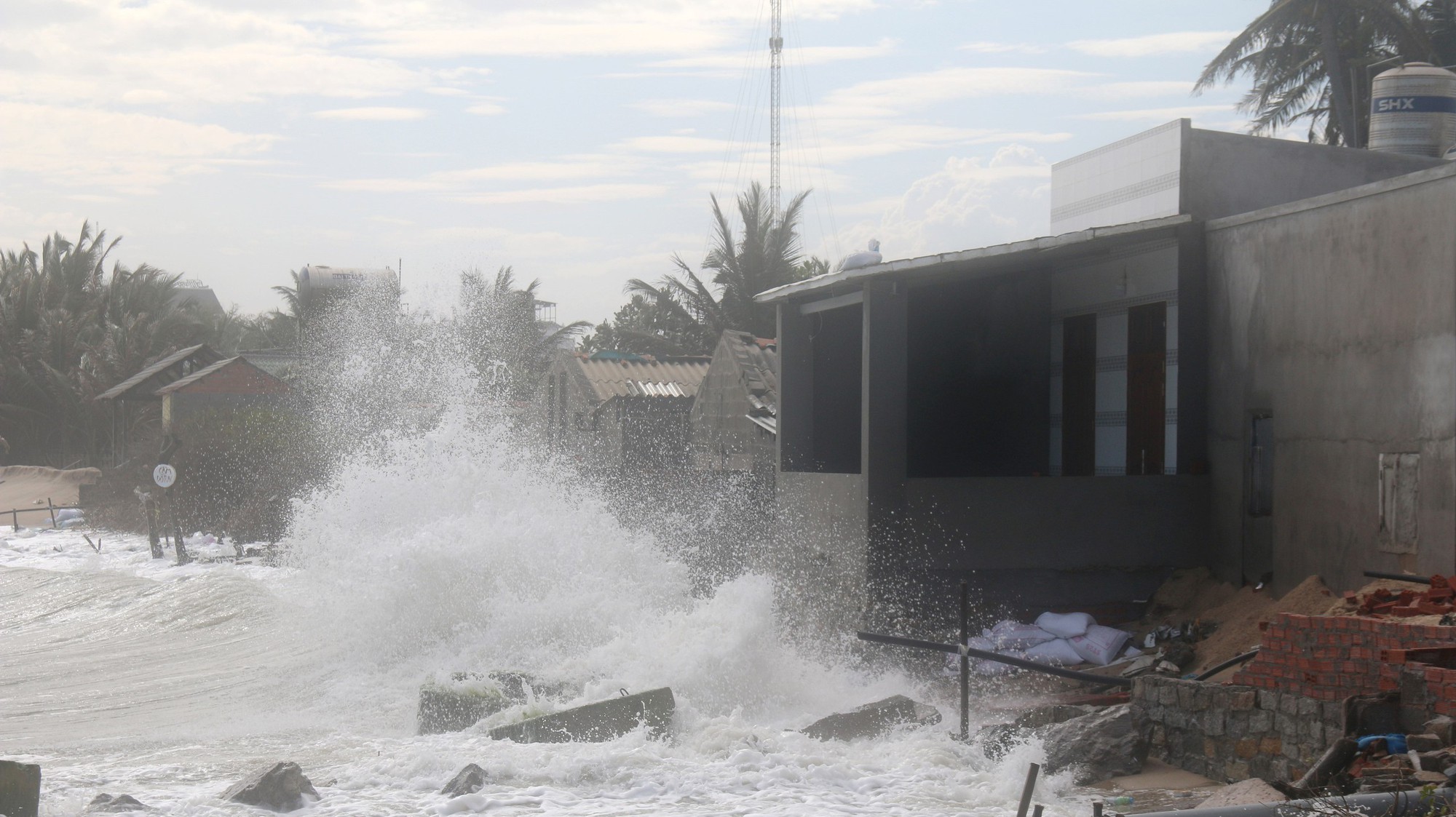 Thời tiết ngày 2/12: Ven biển từ Đà Nẵng đến Khánh Hòa đề phòng sóng lớn gây sạt lở bờ biển