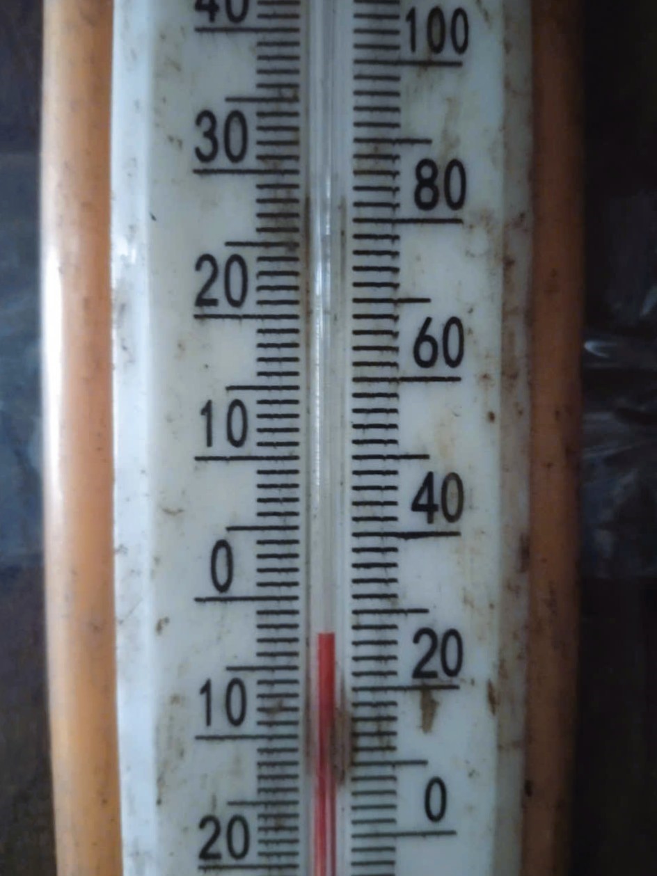 Xuất hiện băng giá, Bộ đội Biên phòng hỗ trợ người dân vùng cao phòng, chống rét - Ảnh 1.