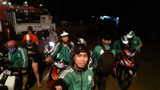 SEA Games 2025: 'Võ sĩ xe ôm' Việt Nam bật khóc khi bị xử thua, đối thủ Thái Lan phạm quy vẫn được xử thắng - Ảnh 3. SEA Games 2025: 'Võ sĩ xe ôm' Việt Nam bật khóc khi bị xử thua, đối thủ Thái Lan phạm quy vẫn được xử thắng - Ảnh 3.