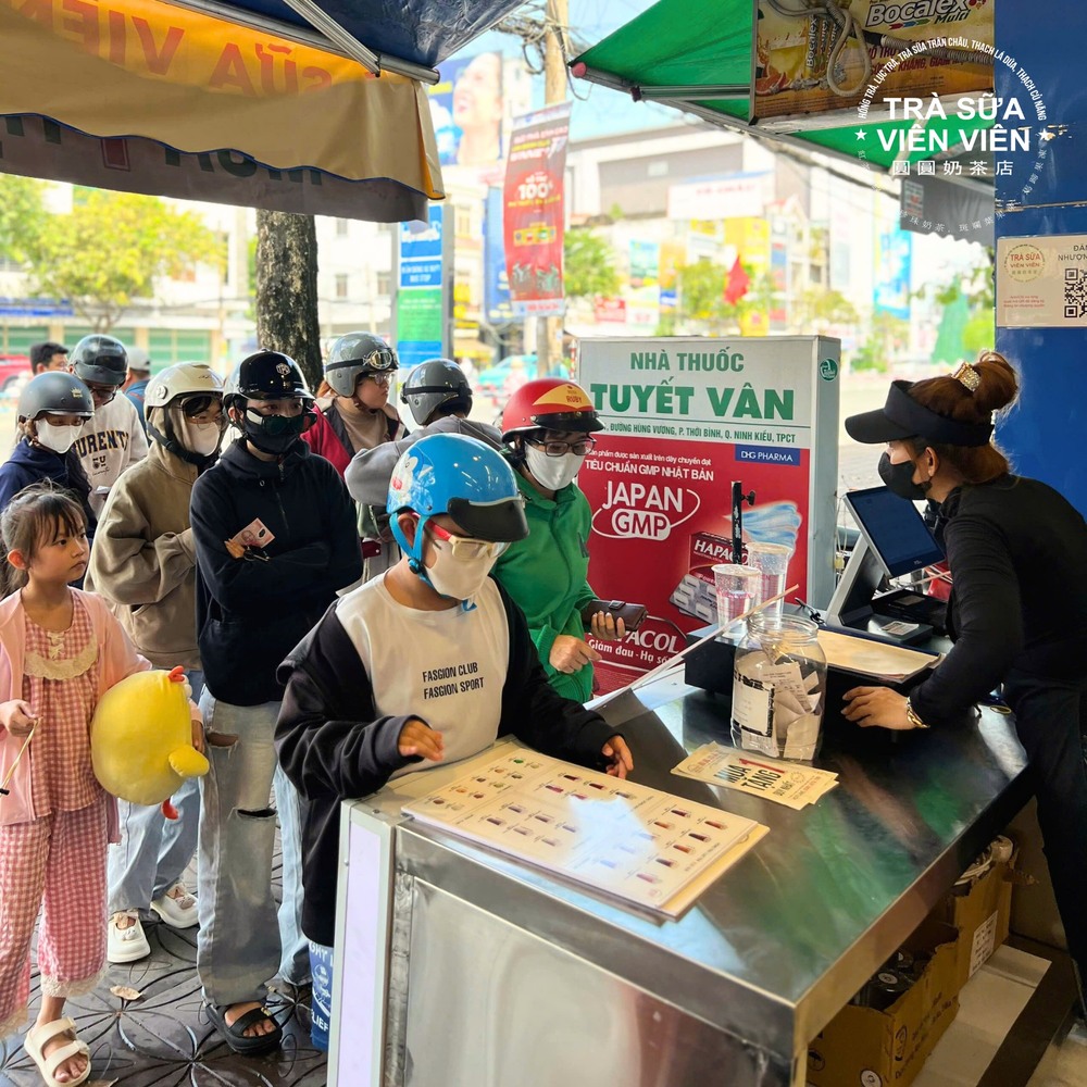 Dòng người xếp hàng mua trà sữa với giá chỉ từ 7.000 đồng - Ảnh 3.