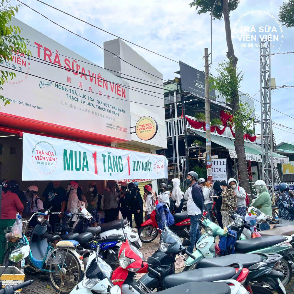 Dòng người xếp hàng mua trà sữa với giá chỉ từ 7.000 đồng - Ảnh 1.